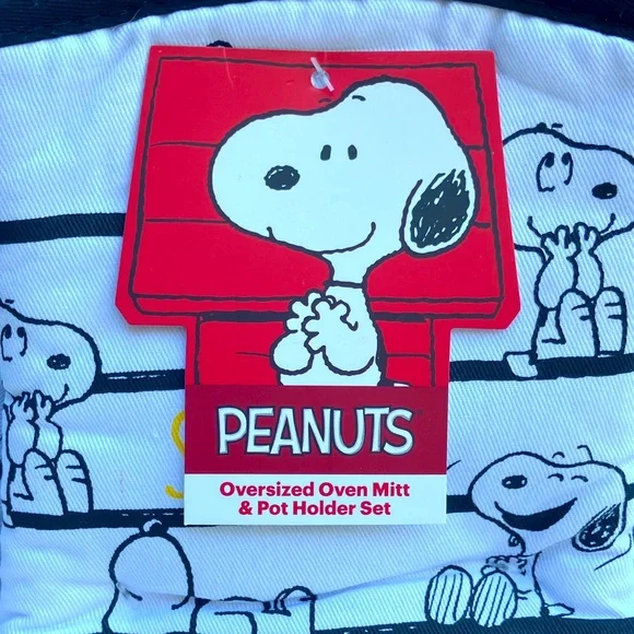 Peanuts Snoopy Oversized Oven Mitt & Pot Holder Set - Picture 3 of 4